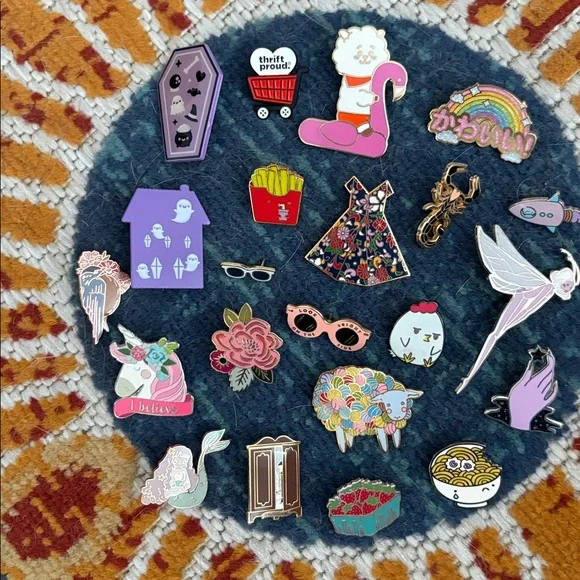 Pin/Badge collection 🩷 - Picture 2 of 6